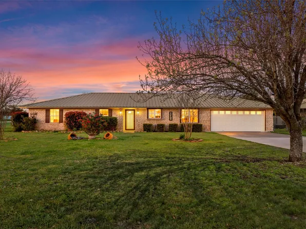 117 N 9th St, Lott, TX 76656