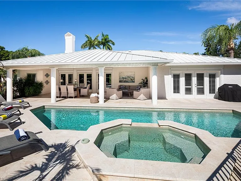 420 Palm Cir E — Photo 16