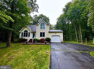 122 Pinto Ln, Lords Valley, PA 18428