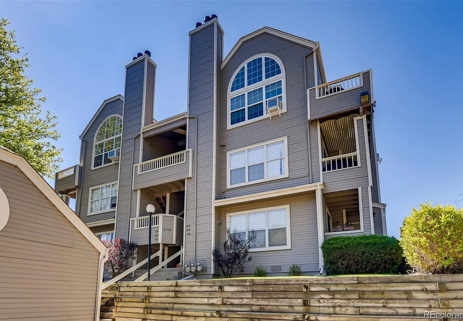 2 bed, 860 sqft, $1,900 — Photo 1