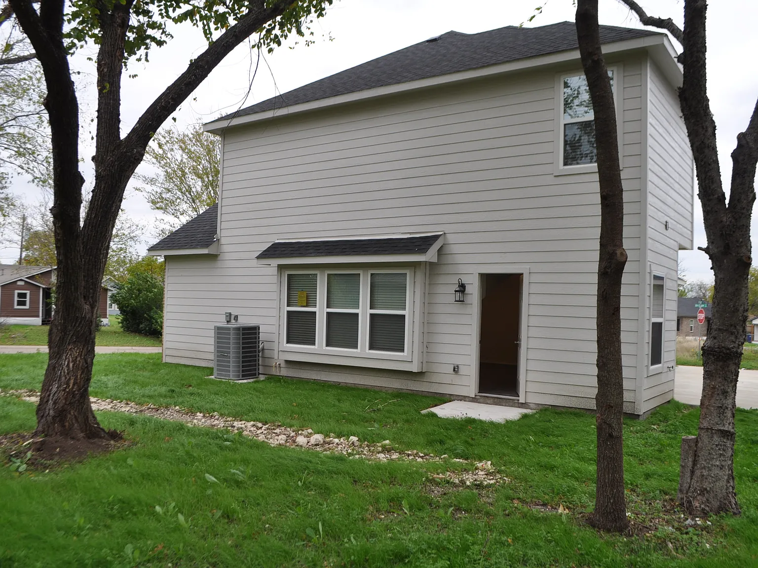 4 bed, 2386 sqft, $2,200 — Photo 3