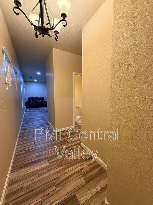 4 bed, 2.5 bath, 1999 sqft, $2,400 — Photo 3