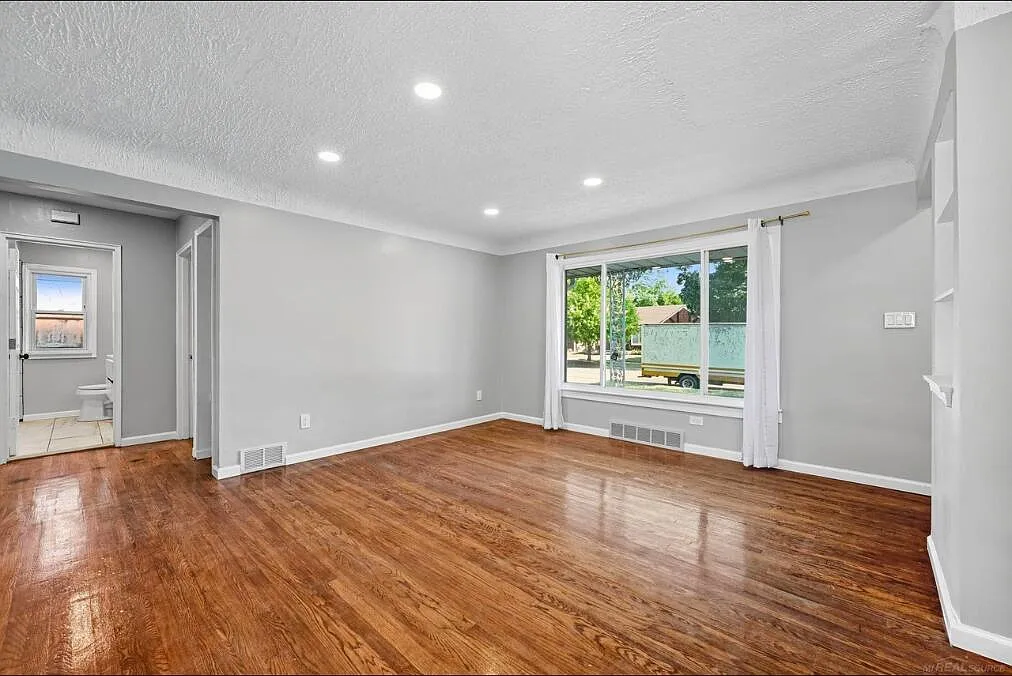 3 bed, 934 sqft, $1,297 — Photo 4
