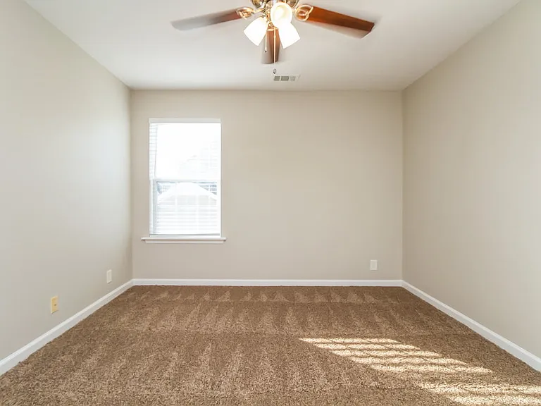913 Harvest Grove Dr — Photo 13