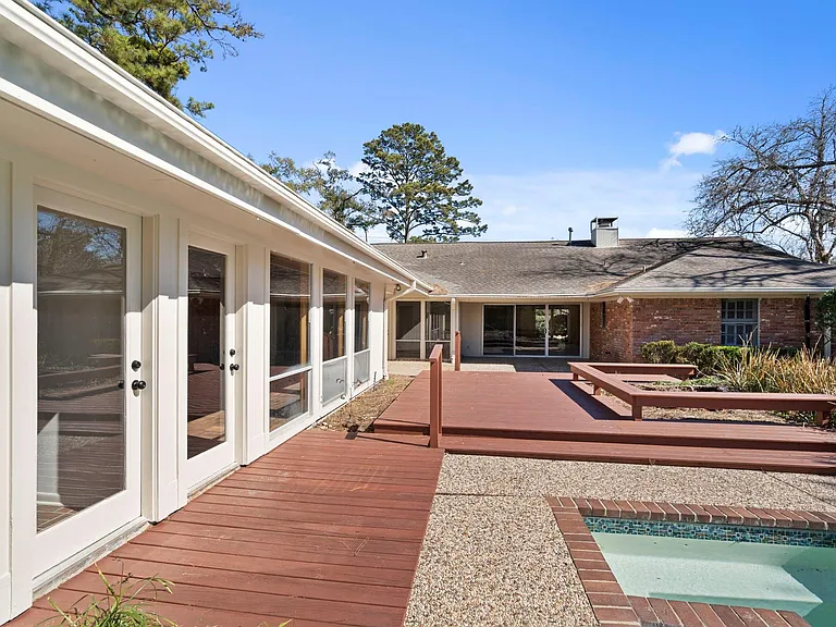365 Piney Point Rd — Photo 32