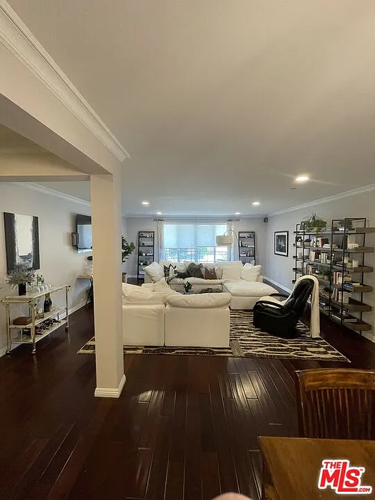 3 bed, 3.0 bath, 1800 sqft, $4,400 — Photo 2