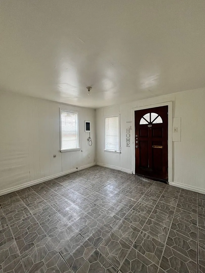 3 Bedroom / 1 Bath Home Near Downtown — Photo 3