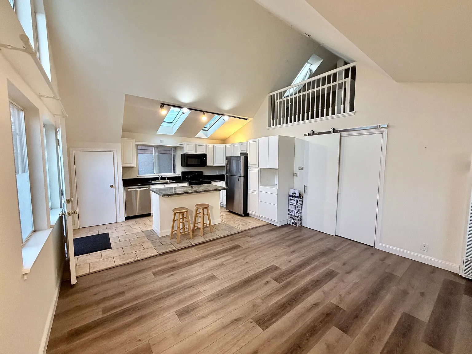 1 bed, 851 sqft, $3,500 — Photo 2