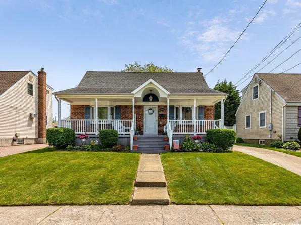 2349 Spruce Street, Seaford, NY 11783