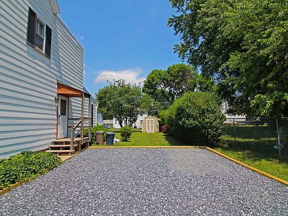 3rd image of 611 Grace Ave