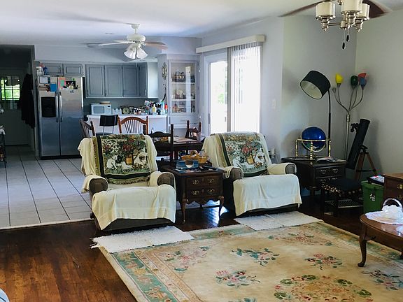 3rd image of 406 Flower Lane Dr