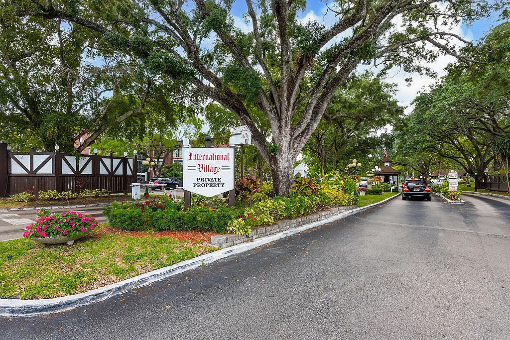 3680 Inverrary Drive - 1V — Photo 3