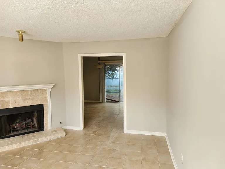 1955 Indian Trail Lilburn Rd #404 — Photo 3