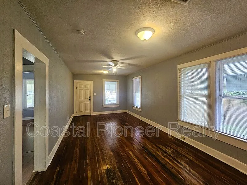 2 bed, 1.0 bath, 976 sqft, $1,895 — Photo 4