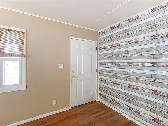 5th image of 72 Rose Lea Ave
