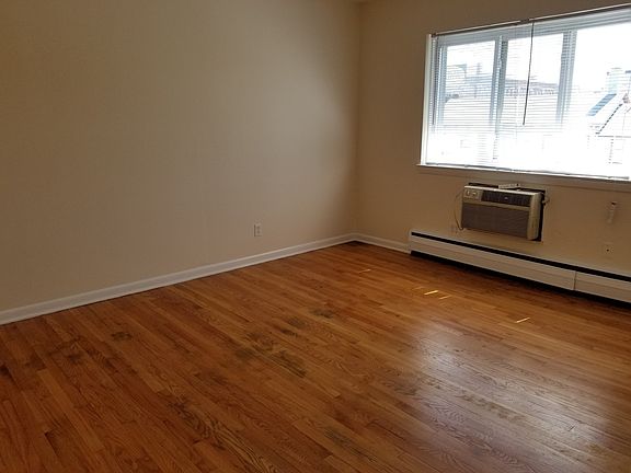 4th image of 1579 N Farwell Ave APT 203