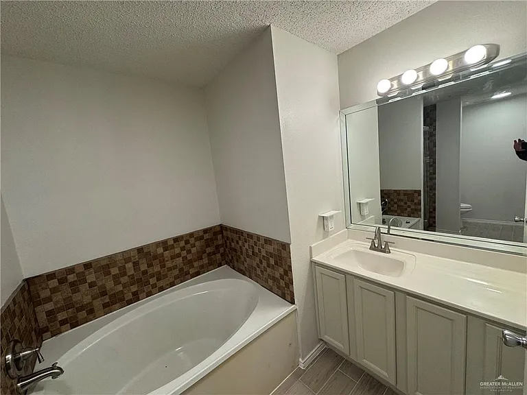 4110 Santa Fabiola St — Photo 2
