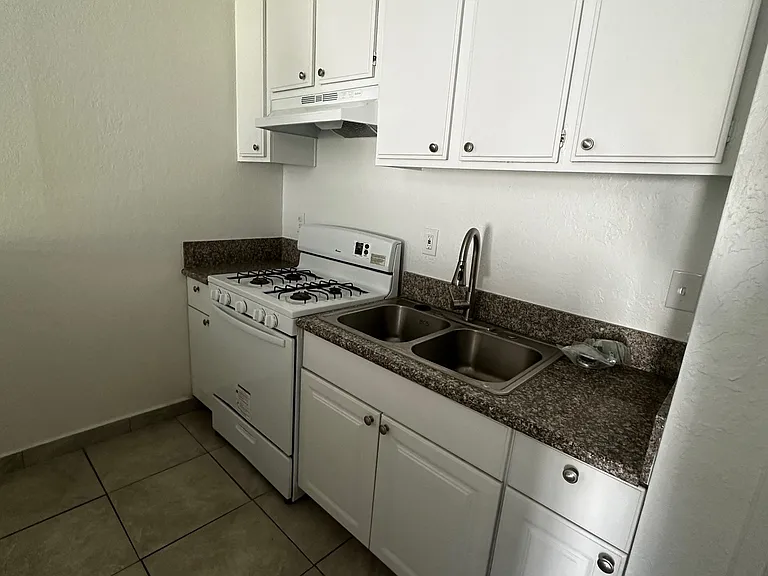 15527 Parthenia St #1 — Photo 4
