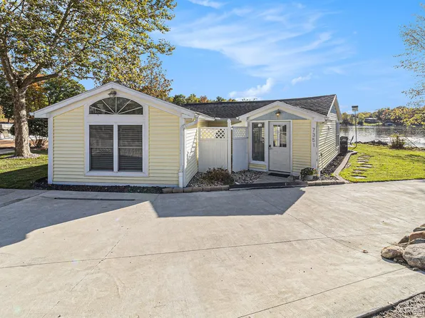 7351 Selma Dr, Fenton, MI 48430