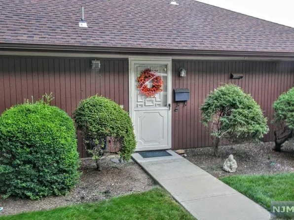 12-1 Tamaron Dr, Waldwick, NJ 07463