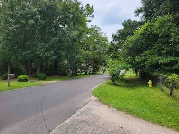 Exterior Neighborhood (street photo)