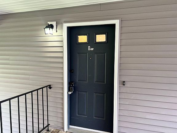 4th image of 100 Hillside Dr APT B11