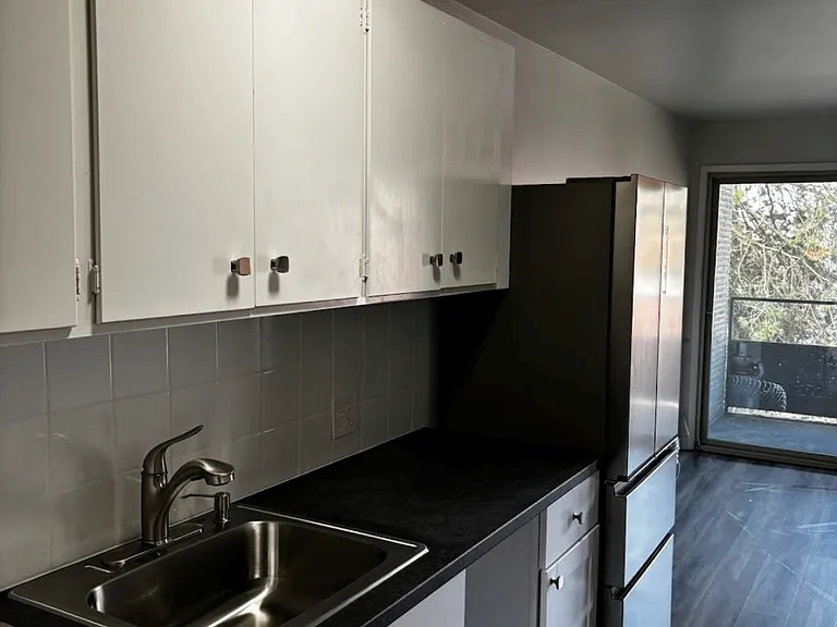 224 Bellevue Ave E #10 — Photo 1