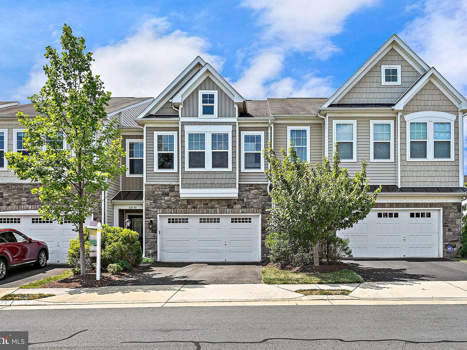 3 bed, 2.5 bath, 2191 sqft, $3,650 — Photo 3
