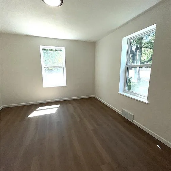 3911 Jamieson Ave — Photo 9