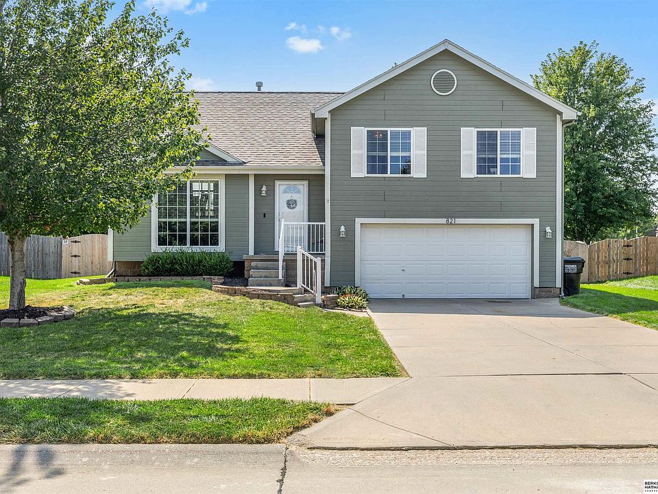 1st image of 821 Lake Vista Dr