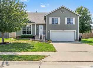 821 Lake Vista Dr, Papillion, NE 68046