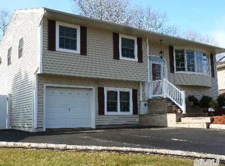96 Kurt Ln, Hauppauge, NY 11788