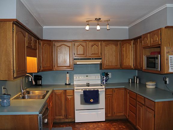 2nd image of 700 E Helter St