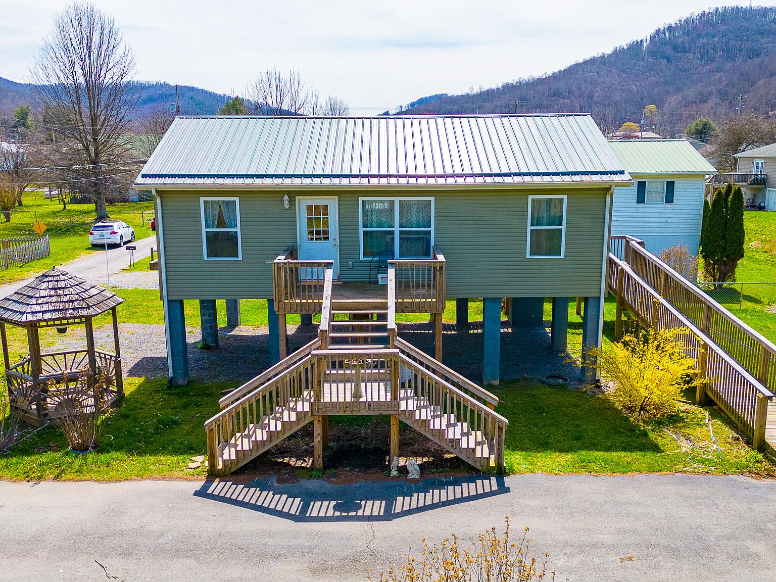 108 8th St, Rainelle, WV 25962 Zillow