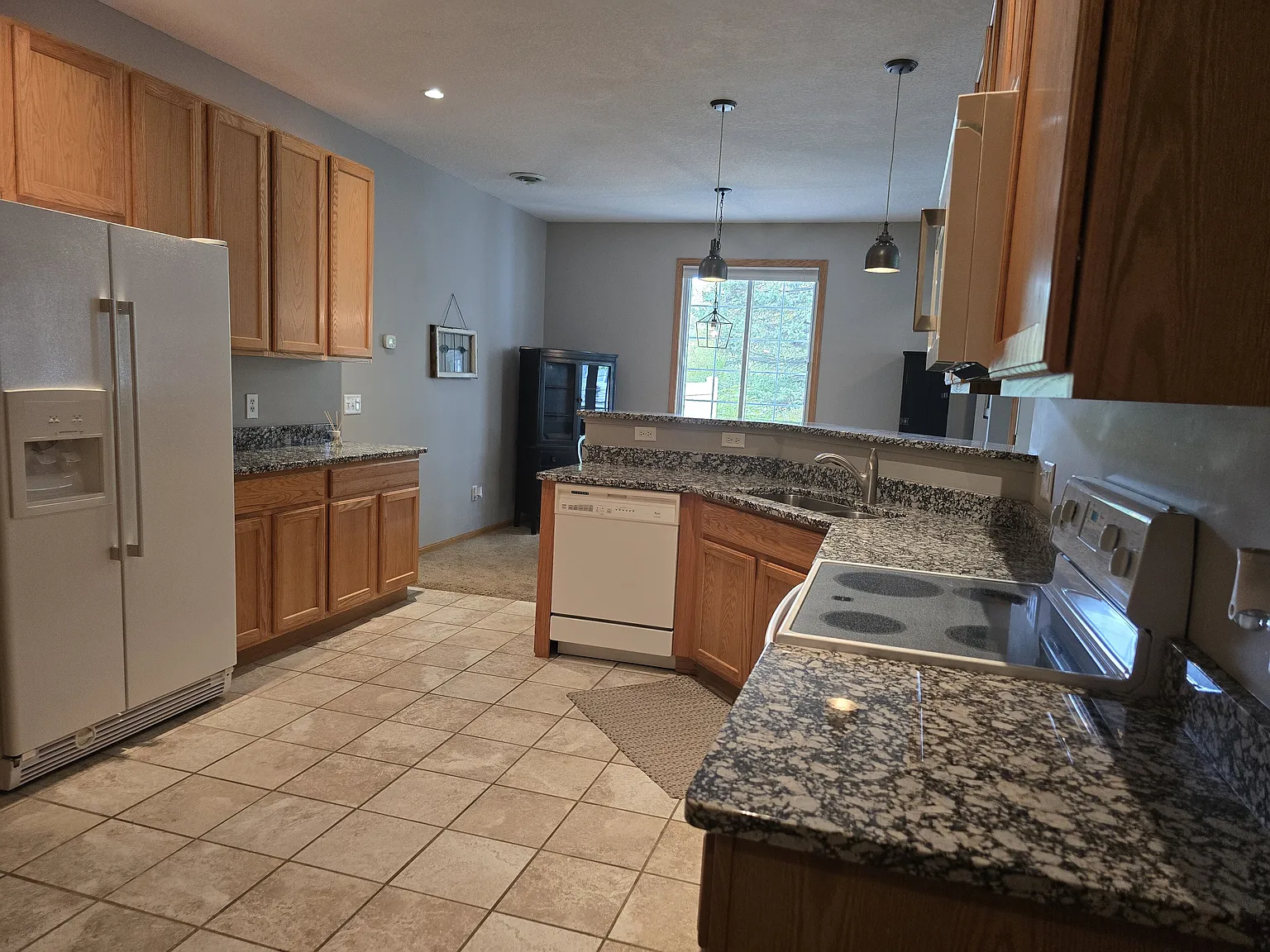 Immaculate 2+ Bedroom Townhouse Available Now!! — Photo 3
