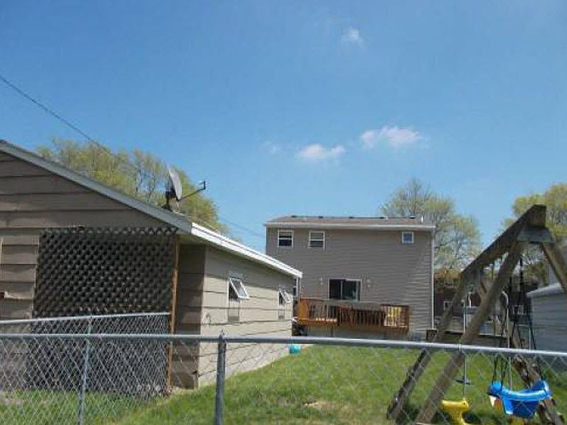 2nd image of 909 Lincoln St