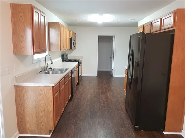3 bed, 2.5 bath, 1520 sqft, $2,055 — Photo 2