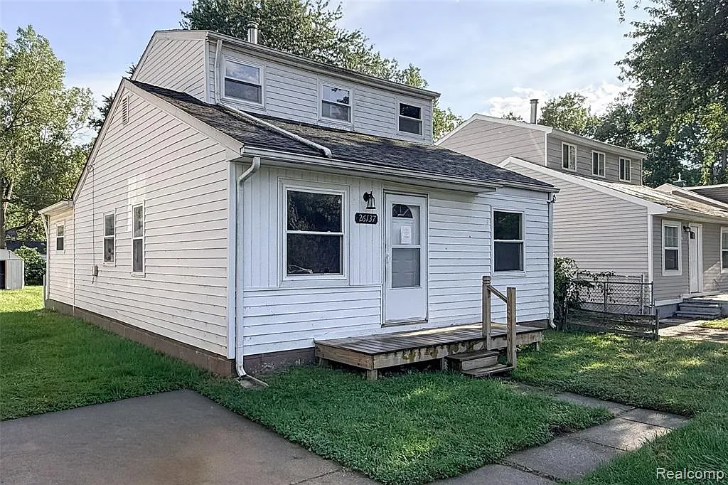 3 bed, 1.0 bath, 1224 sqft, $1,600 — Photo 1