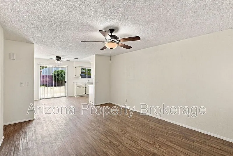 3 bed, 2.0 bath, 1008 sqft, $1,795 — Photo 2