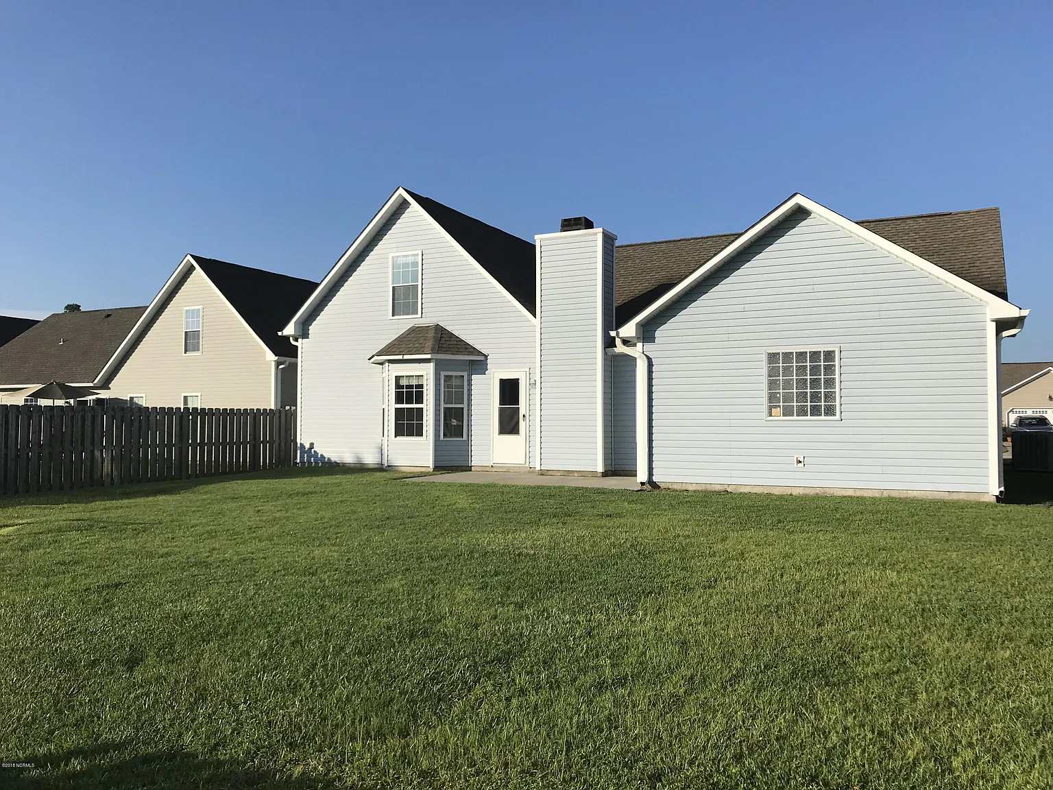 4 bed, 3.0 bath, 2370 sqft, $2,300 — Photo 3