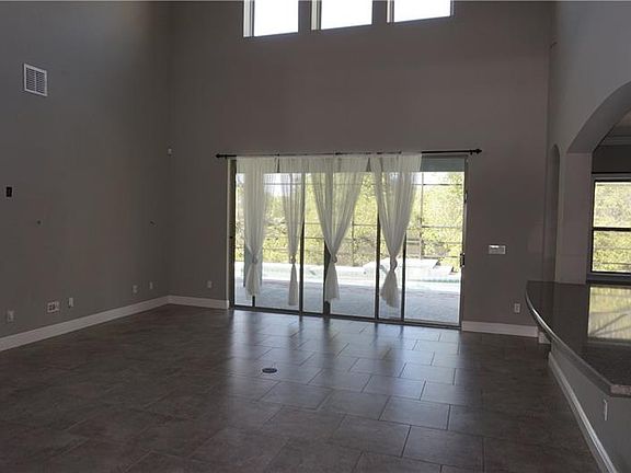 3rd image of 914 Sherbourne Cir