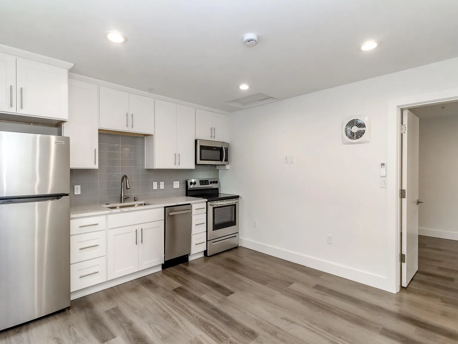 127 N Olympic Ave — Photo 2