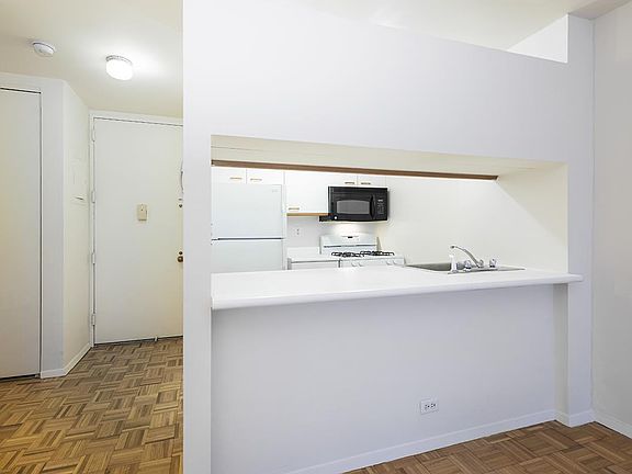 4th image of 350 W 50th St APT 3V