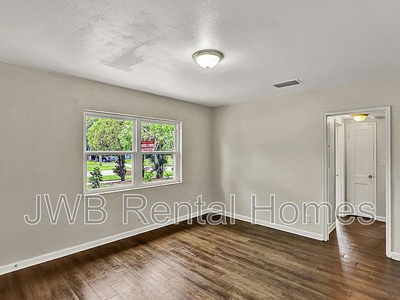 3rd image of 141 W 43rd St