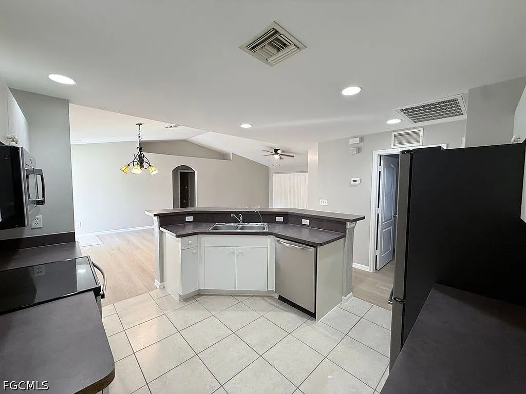 3 bed, 2.0 bath, 1418 sqft, $1,650 — Photo 4