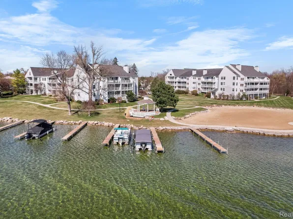3553 Port Cove Dr APT 37, Waterford, MI 48328