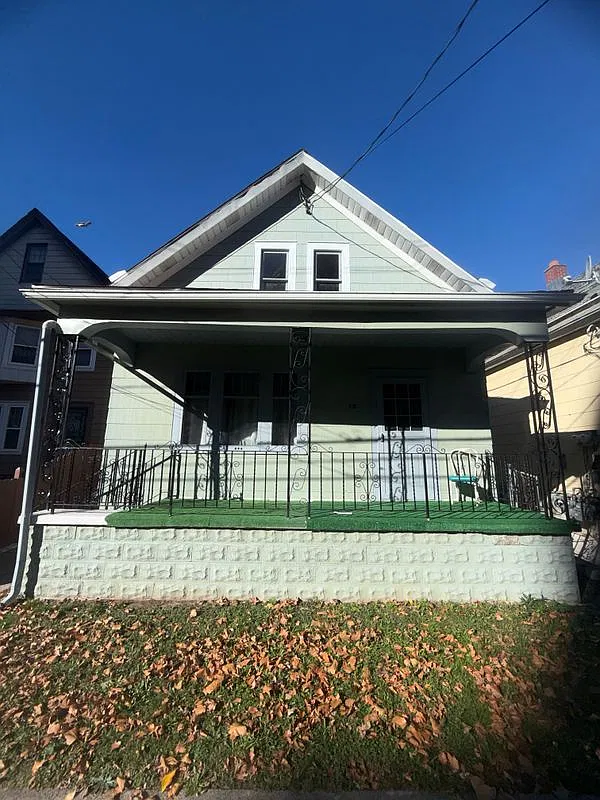 3 bed, 1.0 bath, 1932 sqft, $1,200 — Photo 1