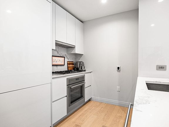 5th image of 135 Seaport Blvd #906
