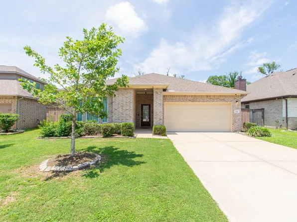 208 Timber Grove Ct, Clute, TX 77531