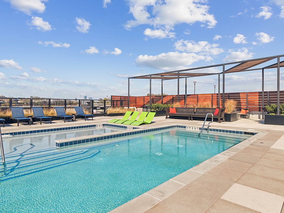 Residences at The Finery - Rooftop Pool Lounge